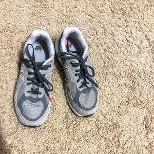 Boys New Balance Size 5 Grey two toned